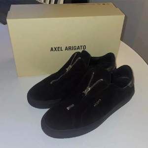 Arigato skor i mocka zip, storlek 44. Endast använda 5 gånger, nyskick. 