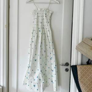 Säljer min blommiga klänning med smock från H&M i storlek xs🩵