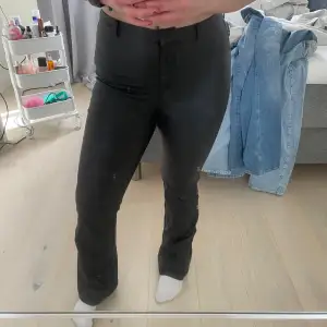 Snygga mid/highwaist ”skinn”byxor i bootcut. Står ingen storlek men jag skulle säga M/38. Stretchigt material