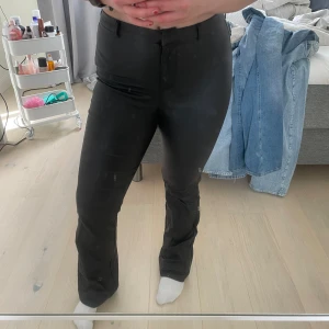 Skinnbyxor - Snygga mid/highwaist ”skinn”byxor i bootcut. Står ingen storlek men jag skulle säga M/38. Stretchigt material
