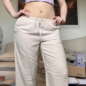 Linnebyxor  - Linnebyxor från Gina tricot. Använd en gång så i nyskick! Kan visa de på! Nypris ca 500 kr. De behöver bara strykas de har legat i min garderob! 
