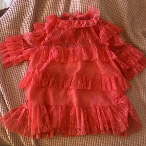 By malina blus  - Jag har valt att sälja min fina blus från by malina då den bara kommit till andvändning 1 gång. Nypris=1800 . Men väljer att sälja den för 600 (pris kan diskuteras)💞💞 OPS. Den är i st L men jag har i vanliga fall storlek S och den sitter jätte bra!