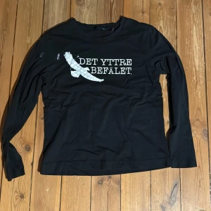 9. Svart Det Yttre Befälet Långarmad tröja M - Det Yttre Befälet merch gjord av bandet själva. Långarmad tröja i bra skick.