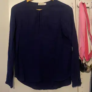 Denna blåa blus är tyvärr för liten för mig därför säljer jag den!💞💞