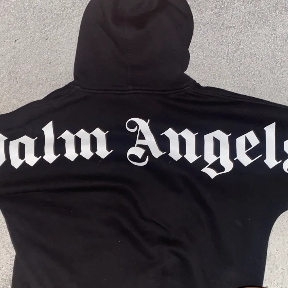 En fet palm angels hoodie👀💯. Stlrk S men oversize den sitter i längden men oversize. Har qr kod. 💯💯👀 Kolla profil💯👀🔥🔥. Hoodies.