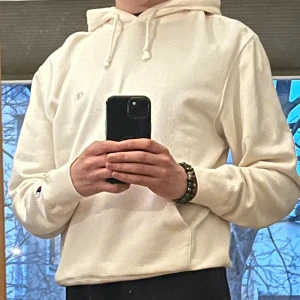 Champion vit hoodie  - Snygg vit hoodie från Champion till rimligt pris! Superbra kvalitet, mjuk och skön Modellen är 177cm och 65kg och hoodien passar som på bilderna  Sparsamt använd, nyskick!