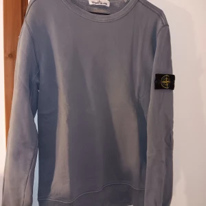 Stone island sweatshirt  - Mycket bra skick  Storlek small  Blå/grå  Äkta