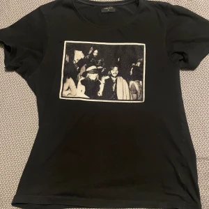 Limitato t-shirt - Säljer min Limitato T-shirt då den är för liten för mig. Den är i gott skick och har inte använts så många gånger pga för liten storlek!
