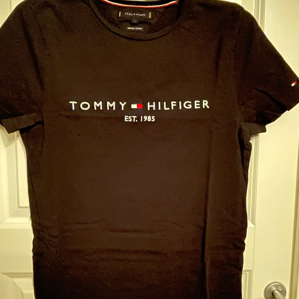 Svart T-shirt från Tommy Hilfiger med tryck över bröstet. Fint skick.. T-shirts.