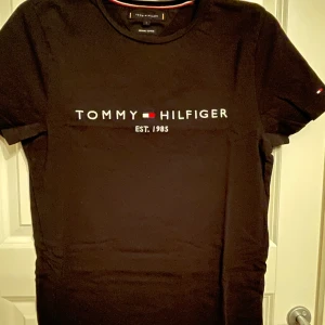 T-shirt Tommy Hilfiger - Svart T-shirt från Tommy Hilfiger med tryck över bröstet. Fint skick.
