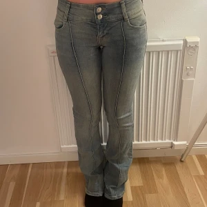 Bershka bootcut jeans  - Säljer nu dessa jättesnygga lågmidjade bershka bootcut jeans i storlek 32. Jeansen är i nyskick och bara använda tre gånger. Säljer dom pågrund av att dom inte används alls. Går bra att skriva privat vid frågor eller om fler bilder önskas. 🌸
