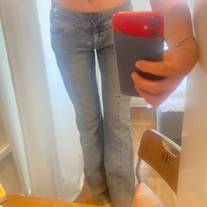 Lågmidjade bootcut jeans  - Så snygga lågmidjade bootcutjeans från weekday. Modellen heter ”Millenial” och har en urtvättad blågrå tvätt. Stretchigt tyg och sitter supersnyggt!  Storlek 30. Långa i benen! Köptes för 2 år sedan för 600kr. 