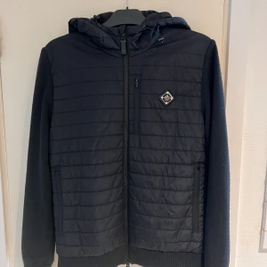 Söker byten mot denna!  - 10/10 j lindeberg cardigan. Söker främst byten men säljas direkt är inte otänkbart heller.  Bara att skriva privat vid minsta fundering!🤝