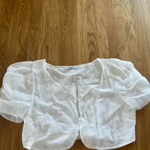 En gullig vit blus från Gina tricot som inte finns att köpa i butik längre.  Man kan ha den stäng eller öppen, det väljer man själv. 