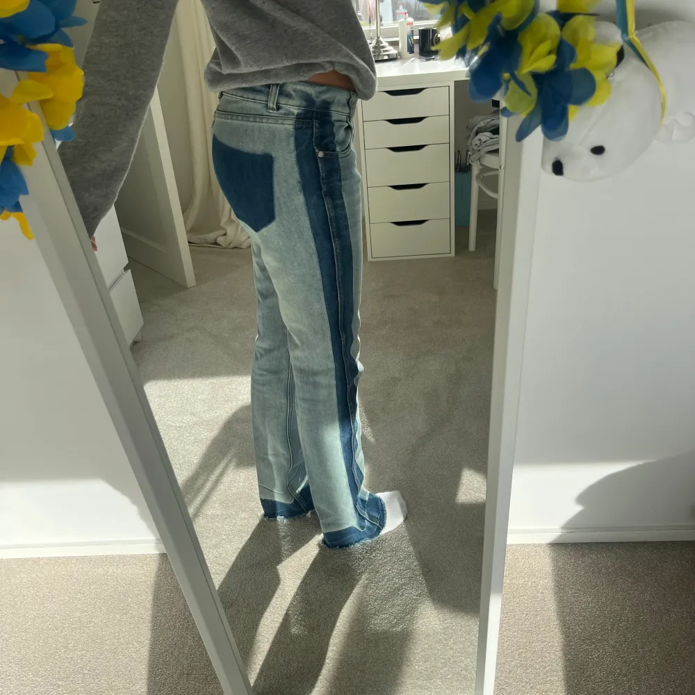 Skit snygga jeans som inte kommer till användning då jag har många likande par. Jag är 163 och jeans är lite för långa, det är redan sprättade längst nere❤️ Köpta secondhand  . Jeans & Byxor.
