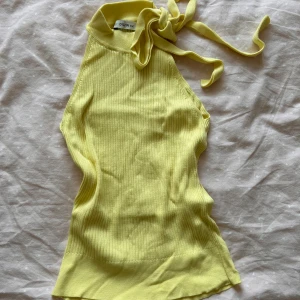 Ribbad topp - Väldigt somrig topp som passar perfekt nu till våren/sommaren. Säljer den då den inte kommit till användning. Den är i storlek s men den är väldigt stretchig i materialet så den hade även passar en M🥰