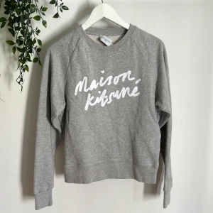 Maison Kitsuné tröja - Tja säljer denna riktigt feta Maison kitsune tröjan. Lappen i nacken lär endast sys tillbaka med 1-2 stygn annars är tröjan bra. Hör av vid funderingar!