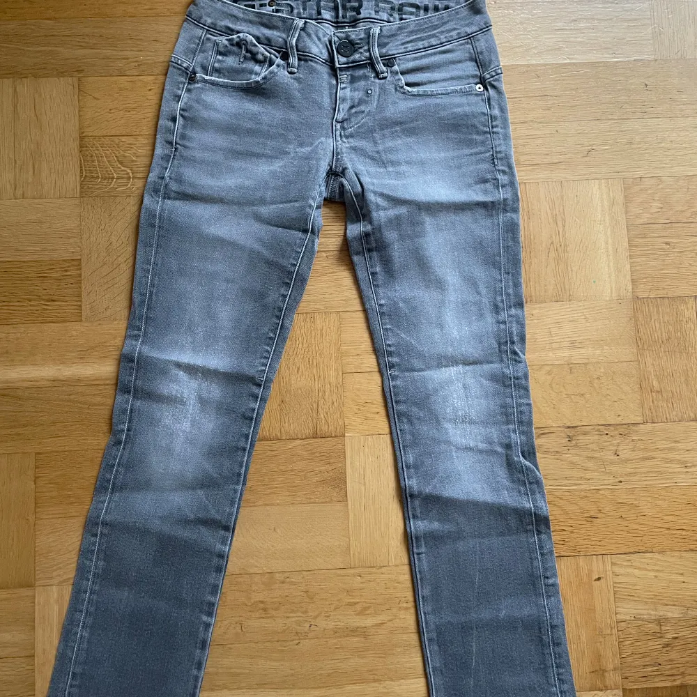 Snygga lågmidjade jeans ifrån gstar! De är raka i benen och i storlek xs ungefär. Mått finns på bilderna!💕. Jeans & Byxor.