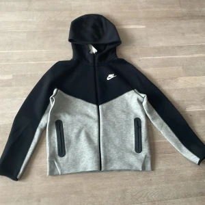 New season Nike tech fleece - Skicket är 10/10 inte använd nån gång bara testad Säljer för den är för stor för mig Skriv nåt om ni undrar