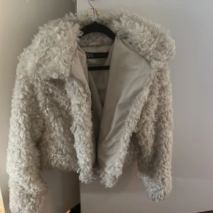 Fluffig jacka  - Säljer min jacka nu från Zara fick den i jul men kommer inte så mycket till användning. Använt den typ 3gånger. Inga skador eller annat. Passar perfekt till vår och höst.