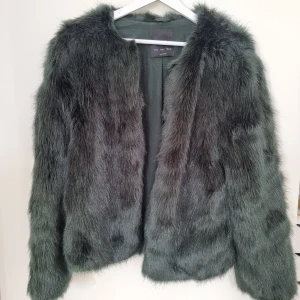 Pälsjacka (fake) Bershka  - Mörkgrön fakepälsjacka från Bershka i storlek S. Fint skick.
