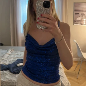 Festtopp - Såå snygg glittrig fest topp från Nakd, säljer pga kommer inte till användning. Jag köpte den för 349kr och den är aldrig använd, prislappen sitter kvar💙