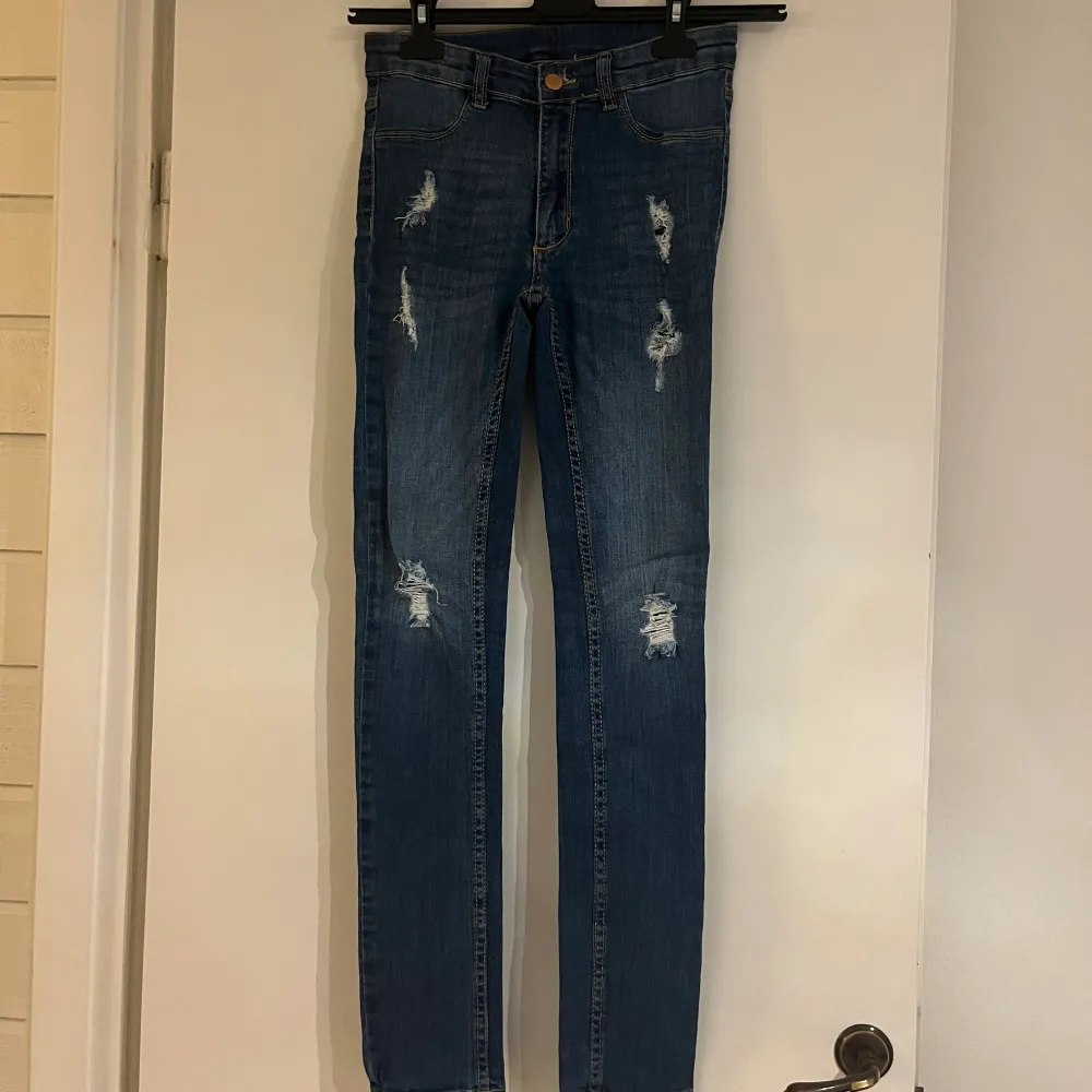 Ett par jeans som är helt oanvända. Men för små. . Jeans & Byxor.