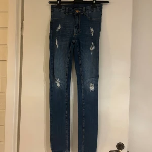 Jeans  - Ett par jeans som är helt oanvända. Men för små. 
