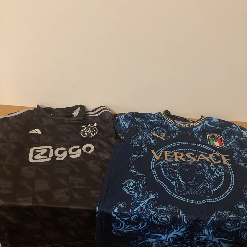 Versace och Ajax fotbollströja. T-shirts.
