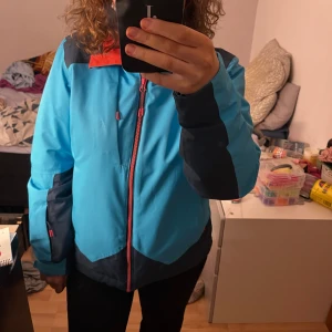 Blå jacka dam - En super fin blå jacka i storlek M. Har använts fåtal gånger men är fortfarande i super bra skick. Den har inga fläckar eller liknande som jag kunnat se.  Passar bra till höst/ vår