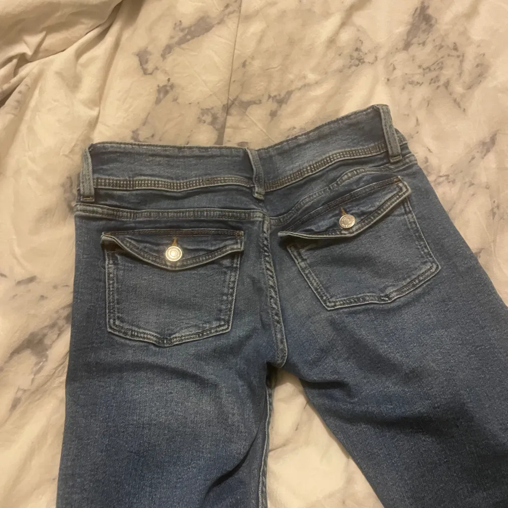 Säljer mina lågmidjade jeans från Gina Young då dom aldrig kommer till användning! Lite långa på mig som är 156cm. Hör av dig innan du trycker på köp💞. Jeans & Byxor.