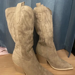 Cowboy boots  - Säljer mina skitsnygga beiga cowboy boots då dom ej kommer till användning😊Toppen skick! Köpte här på plick för 500kr