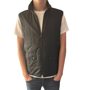 Väst - Säljer denna feta simpla västen som passar bra till våren/sommaren då den är väldigt tunn. Skriv om du har några frågor😊