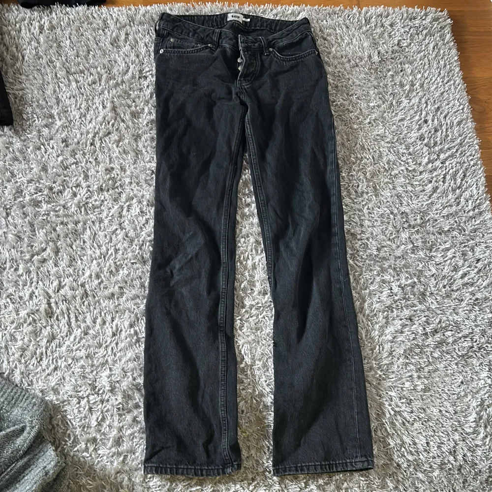 Säljer mina svarta jeans från lager 157,Ny pris 400💞Kom privat för frågor eller diskutering av priset💗. Jeans & Byxor.