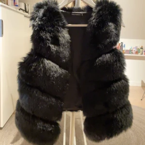 Päls väst - Jätte fin svart päls väst, finns i grå också om ni skulle vara intresserade. Köpte i Frankrike från only fashion! Jätte fin och sitter perfekt på kroppen, perfekt nu till våren!❤️