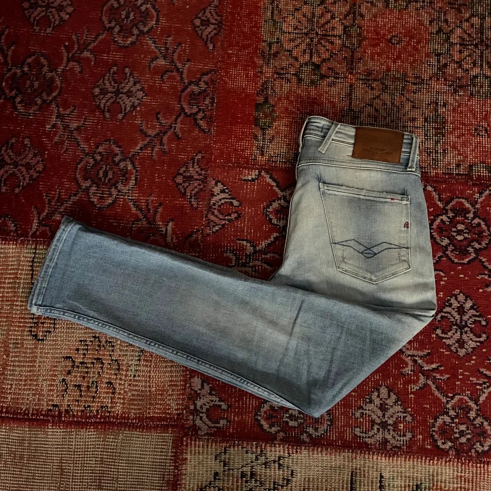 Replay anbass jeans | Skick: 10/10 | Storlek: W29 L30 | Pris: 549kr | Nypris ≈ 1800kr | Vid fler frågor eller bilder hör av er!. Jeans & Byxor.
