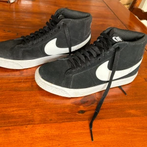 Nike SB high tops - Säljer då de inte används, använt dom max 10 gånger sen jag köpte dom. Inga synliga märken eller defekter, de är jättesnygga skor men inte riktigt min stil längre, kan mötas upp annars står köparen för frakten❤️❤️