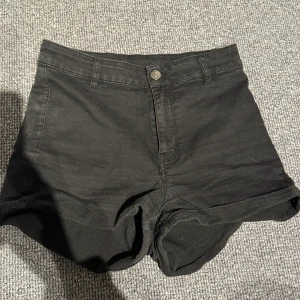 Svarta Shorts  - Säljer dessa fina shorts från hm, storlek 38 men skulle säga att dom mer är 34✨  Skriv för fler bilder🩷