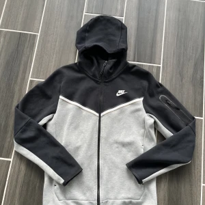 Nike Tech Fleece  - Säljer denna nästintill oanvända Nike tech fleece. Storlek S (passar M). Skick: 8-9/10 använd ca 5 gånger.  Vid frågor och funderingar är det bara att skriva.  Priset kan förhandlas.