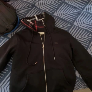 Burberry zip hoodie - Allt funkar som de ska inga skador på den mer bilder finns vid begäran 