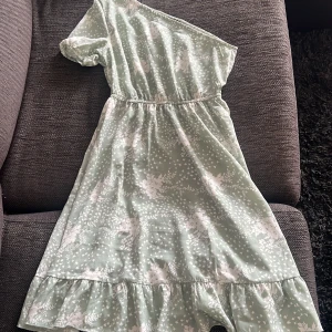 Klänning - Super fin sommarklänning. Jätte skön att ha på sig och sitter jätte bra på. 
