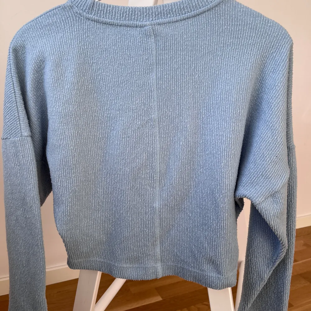 Blå tunnare stickad tröja från Gina Tricot. Croppad modell. Storlek XS, passar även storlek Small. . Tröjor & Koftor.