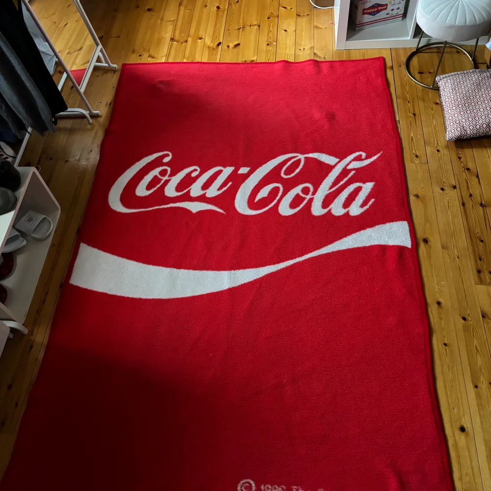 Säljer min vintage matta från CocaCola. Finns ej att köpa längre. Storlek 2x3 meter. Skick som bild. Inga hål eller fläckar. Övrigt.