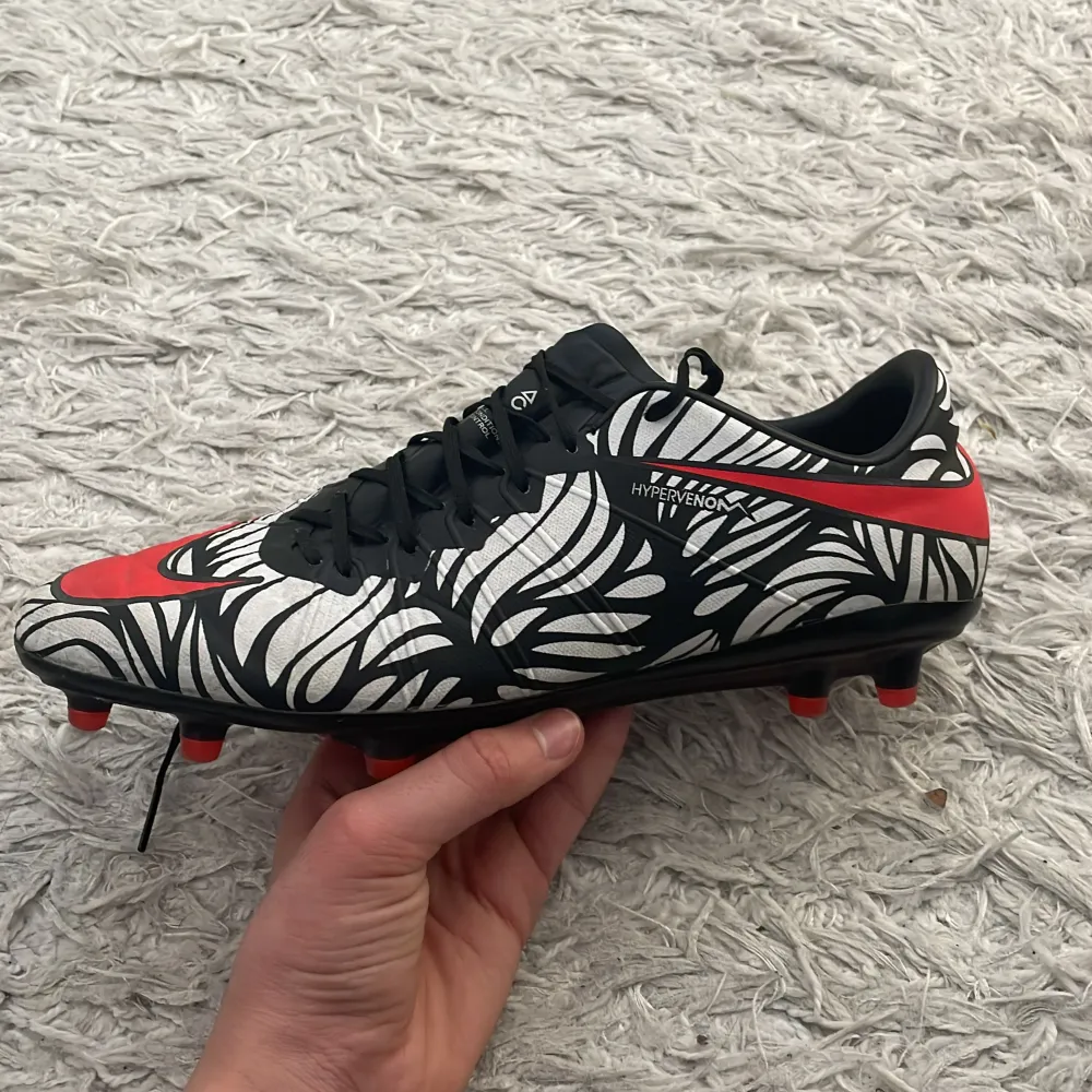 Säljer dessa sellsynta Nike Hypervenom zebra från 2015. Skorna är knappt använda och är väldigt bra skick. Skorna är elit vilket bästa Matrialet i dessa skor. Hör av er vid frågor eller funderingar. . Skor.