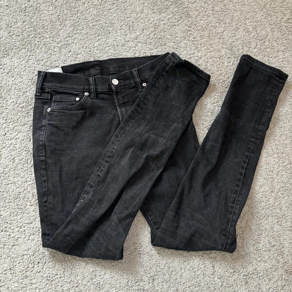 Svarta skinny fit jeans i väldigt bra skick . Jeans & Byxor.