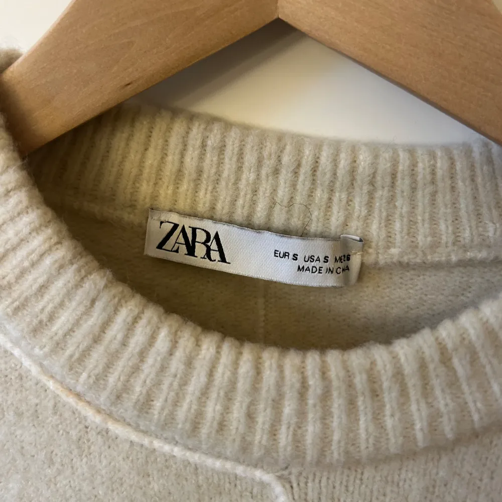 Vit stickad tröja från zara, använd max 5 gånger så fint skick, lite nopprig men ingenting som syns vid användning. Tröjor & Koftor.