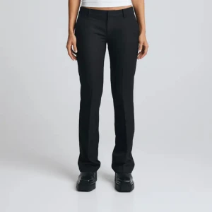 Lågmidjade kostymbyxor  - Lågmidjade kostymbyxor från bikbok som ej säljs längre, köpta här på plick och säljer för att jag inte får användning av dom. Bilderna är tagna från deras hemsida!!💘💘