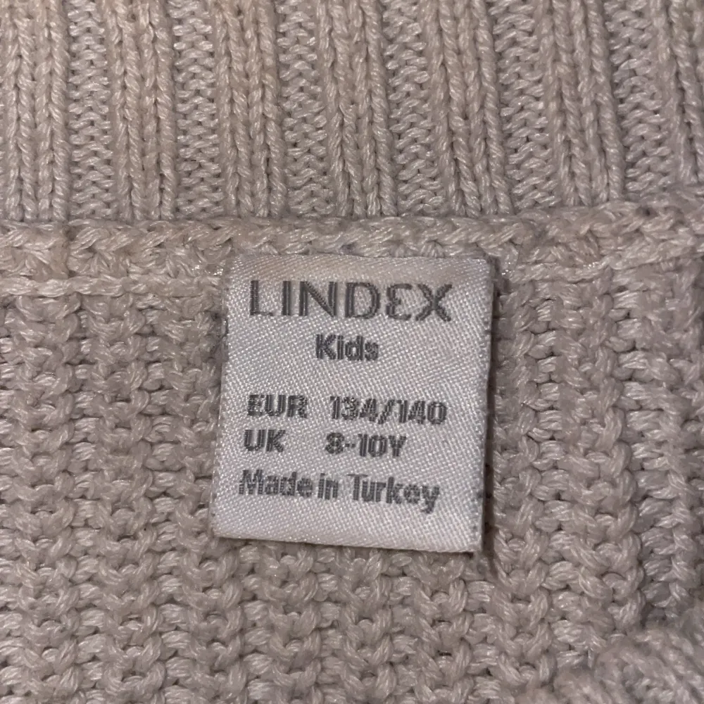 Hej! Jag säljer denna tröja då den har blivit för liten för mig. Storlek: 8-10 år. Använt ca 10 gånger. Färg: Ljus beige och svart. Säljer den för 100 kr . Tröjor & Koftor.