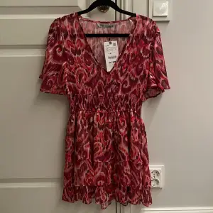 Säljer denna jätte fina rosa klänning som är perfekt till sommaren! Aldrig använd med prislapp kvar❤️🥰