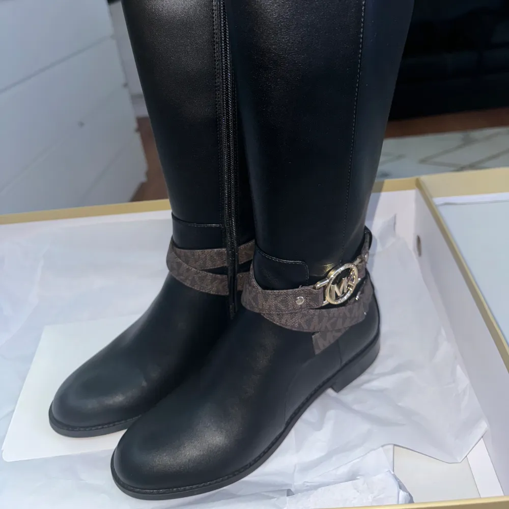 Helt oanvända äkta michael kors boots för 1500kr . Skor.